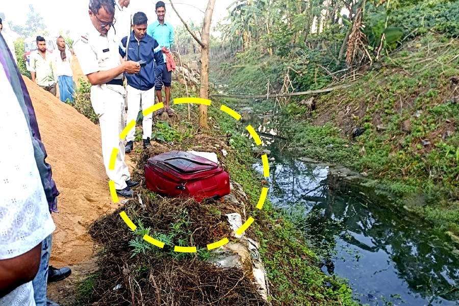 লাল ট্রলিব্যাগ চুঁইয়ে পড়ছে রক্ত! চেন খুলতেই বেরিয়ে এল দেহ