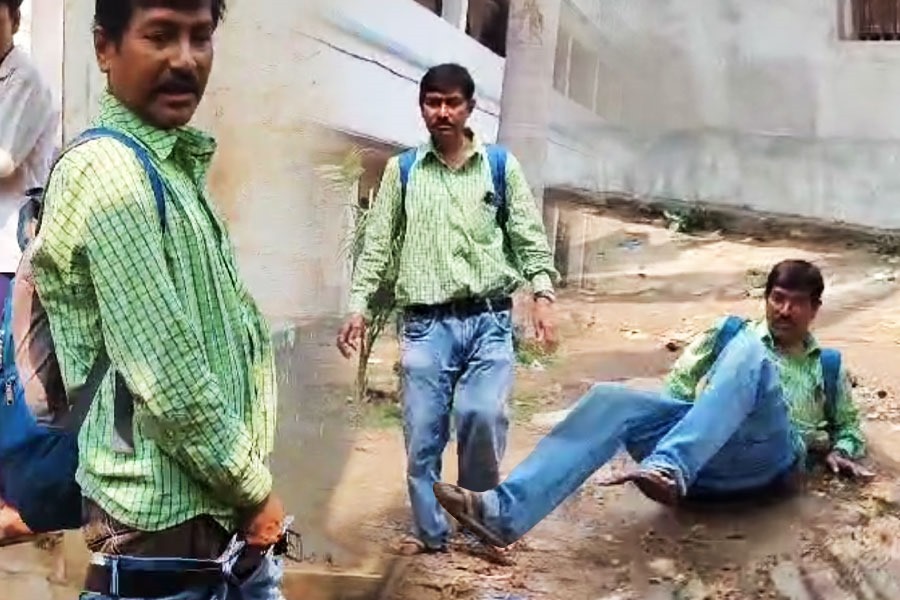 Head master takes stern measures against drunk clerk in Daspur