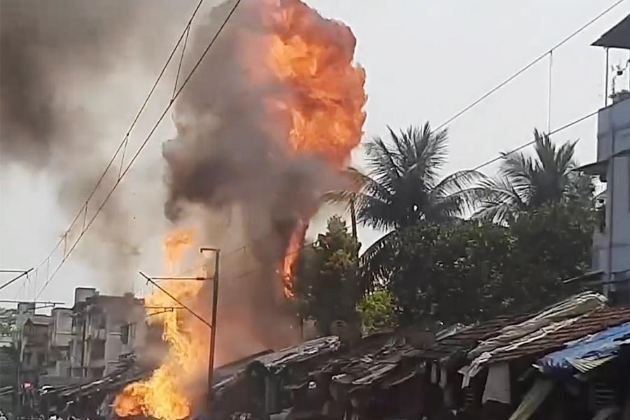 ঢাকুরিয়া রেললাইনের ধারে ঝুপড়িতে আগুন, শিয়ালদহ দক্ষিণ শাখায় ব্যাহত ট্রেন চলাচল