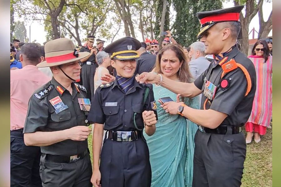Army Daughter Lieutenant Inayat Vats join pass out parade with father uniform