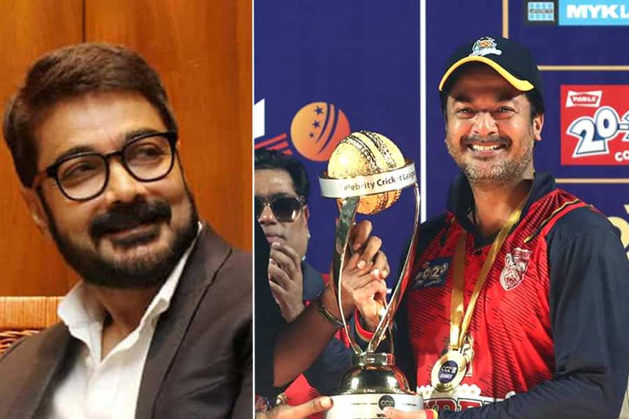 Celebrity Cricket League champion Bengal Tigers, Prosenjit congratulates captain Jisshu