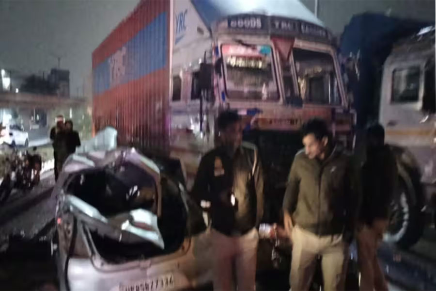 3 killed and 4 injured in truk car collision at delhi.