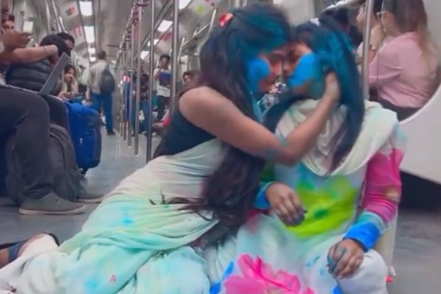 Two girl Holi Celebration video Inside Delhi Metro make Controversy