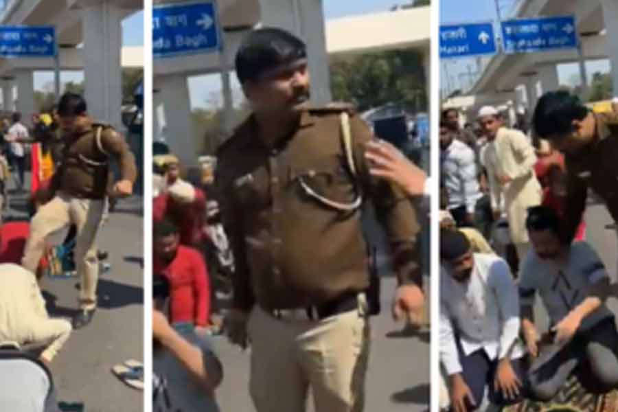 A Delhi police kicks men offering Namaz on road, Suspended