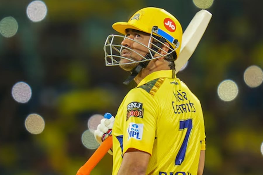 CSK Bowling Coach confirms MS Dhoni playing with injuries
