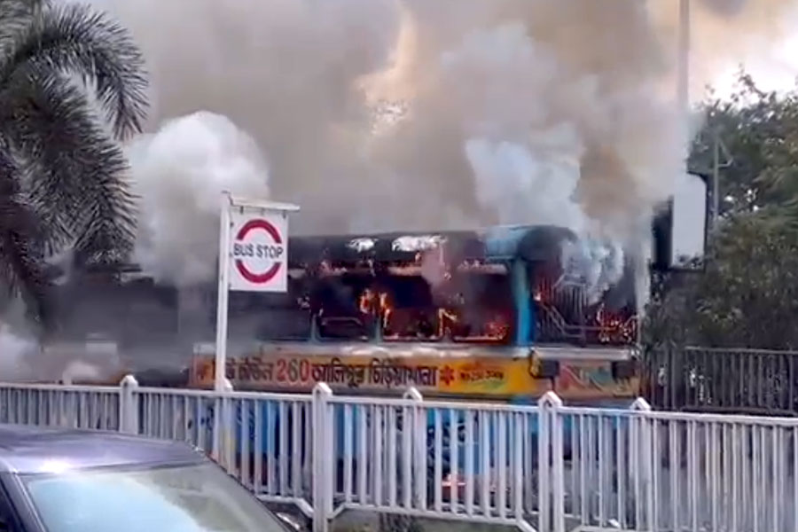 A moving bus caught fire in Newtown, passengers get panic