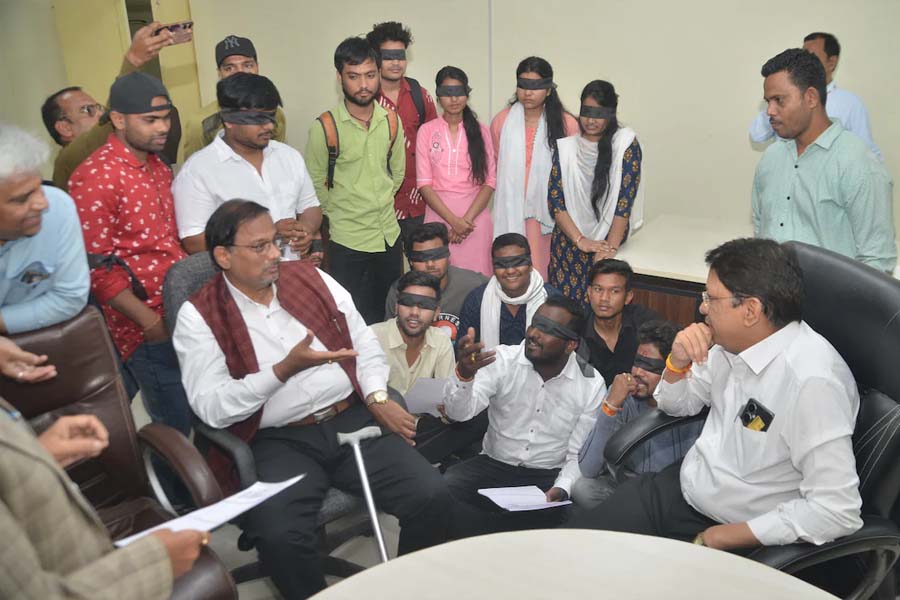 Jabalpur Rani Durgavati University forgot to conduct exam, student protest.