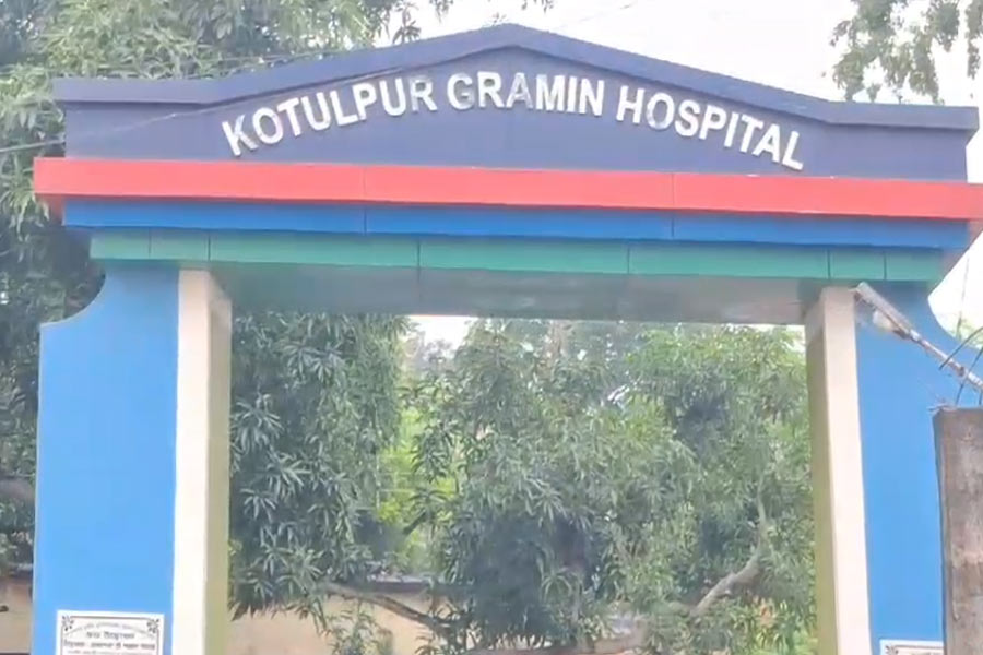Bankura rural Hospital Group D staff tries to end life in hospital premises