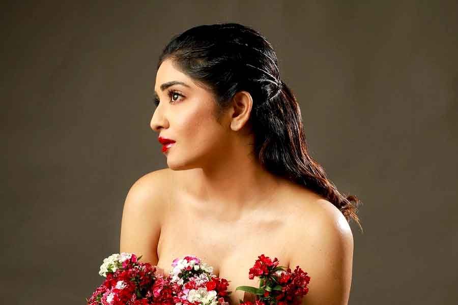 ফুল দিয়েই লজ্জা নিবারণ ‘নিম ফুলের মধু’ মৌমিতার, ছ্যাঁকা দিচ্ছেন গ্ল্যামারাস মানসী
