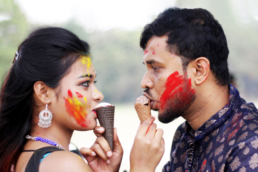 কলকাতার বুকে প্রাক দোল উদযাপন, আবিরে রঙিন প্রেমিক-প্রেমিকারা