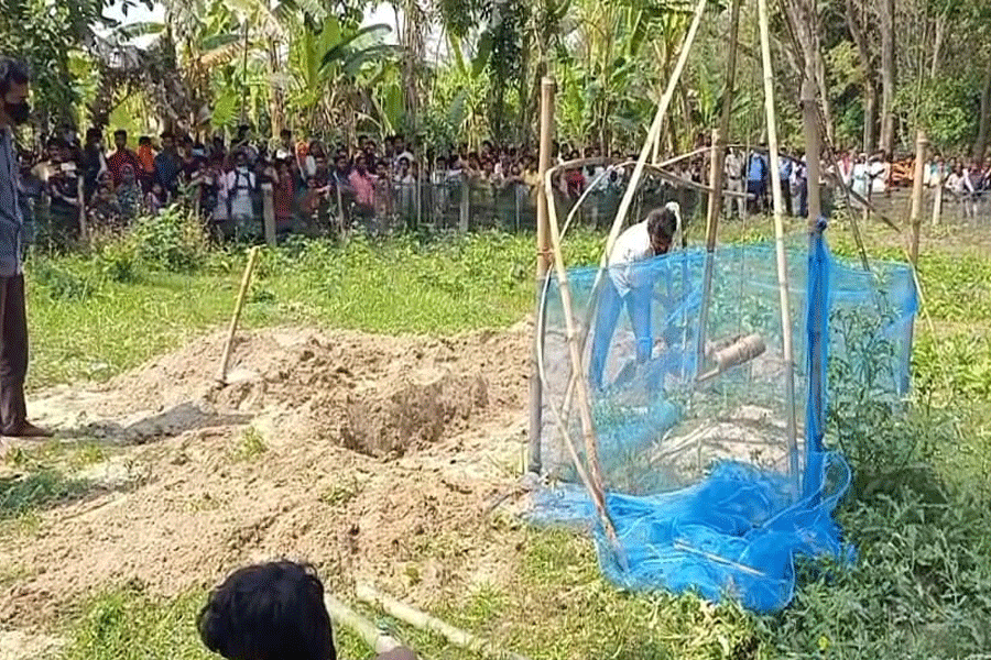 মৃত্যুর ৩ মাস পর আদালতের নির্দেশে তোলা হল পচাগলা মৃতদেহ, ডোমকলে চাঞ্চল্য