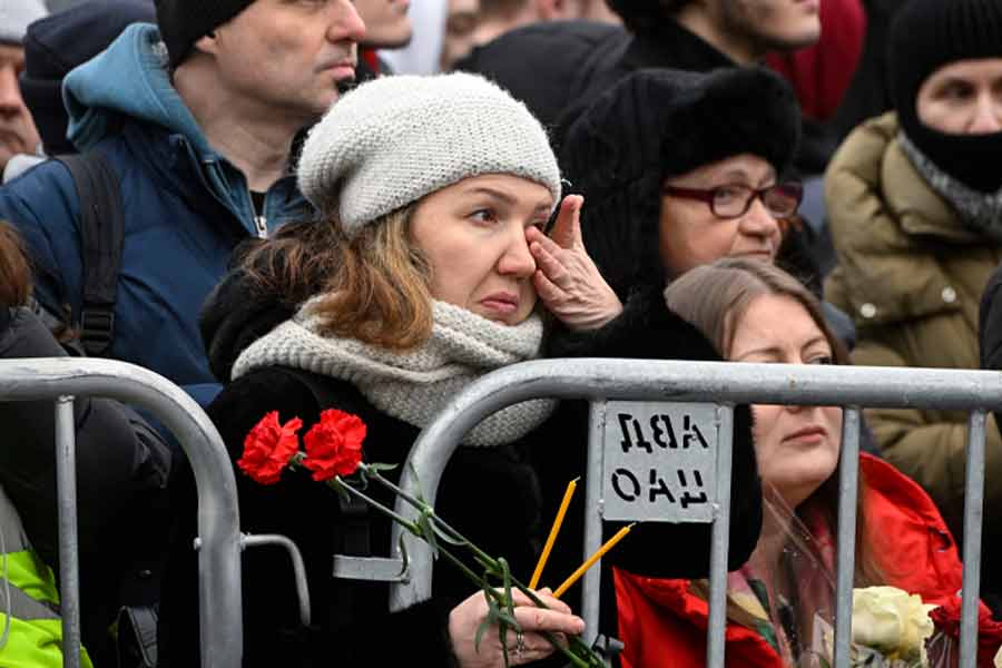 Navalny buried in Moscow as thousands