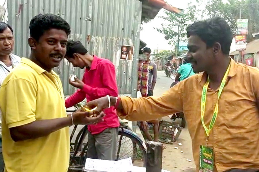 Man gives 6 piece Betel leaf for Rs 10 in Goghat