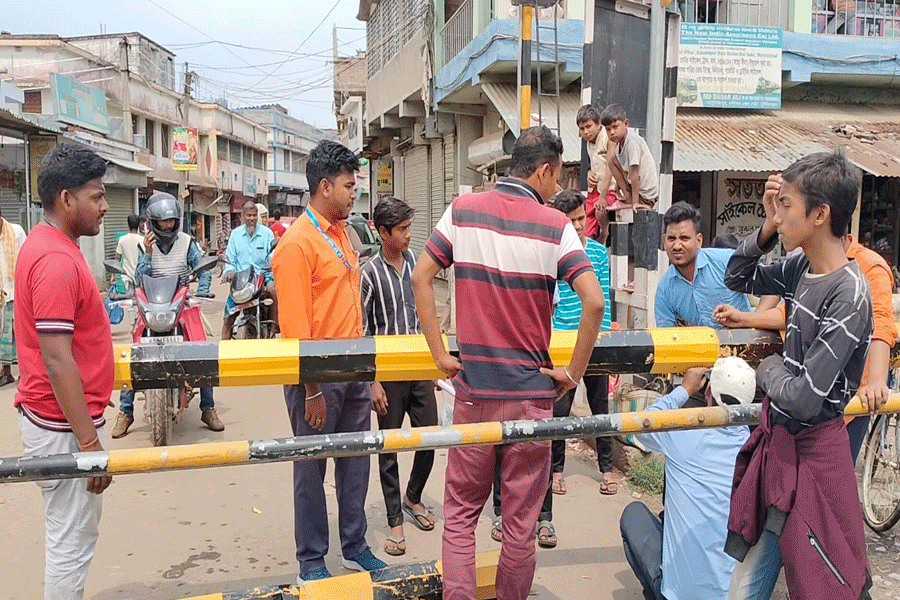 Rail gate broken, massive traffic jam in Basudebpur Murshidabad