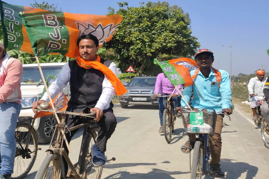 Sabujsathi's bicycle seen in BJP's rally at Balurghat, sparks row