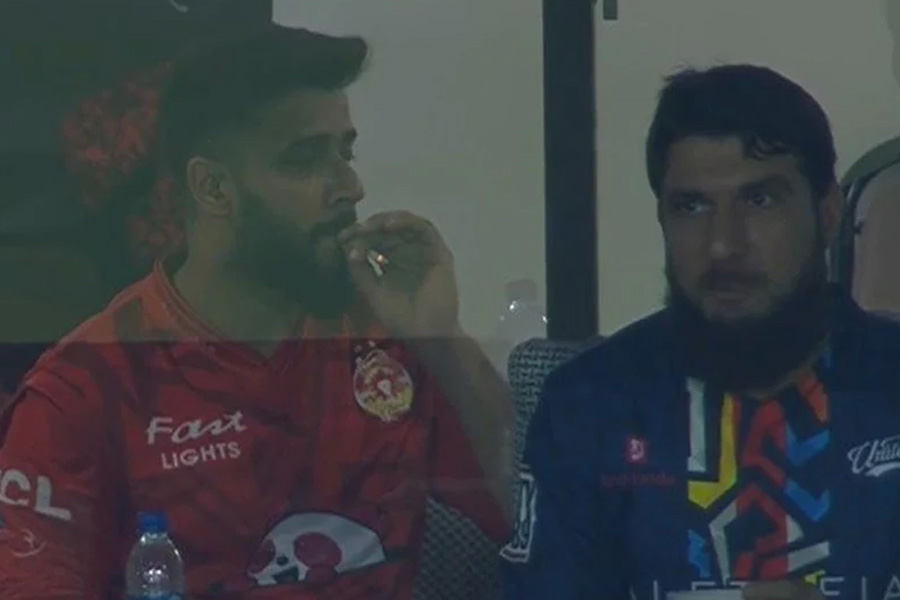 Imad Wasim smoking during PSL final, video goes viral