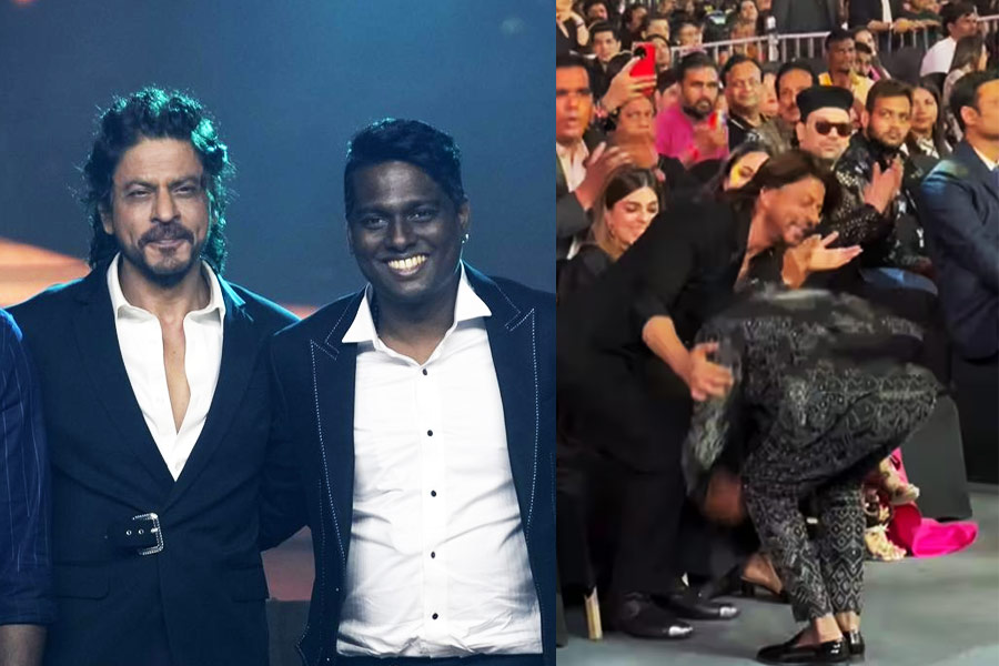 Atlee touches Shah Rukh Khan's feet at award show, watch