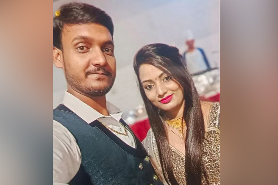 আত্মঘাতী বধূ! খবর পেয়ে শ্বশুরবাড়িতে আগুন ধরিয়ে শ্বশুর-শাশুড়িকে ‘খুন’ বাপের বাড়ির লোকেদের