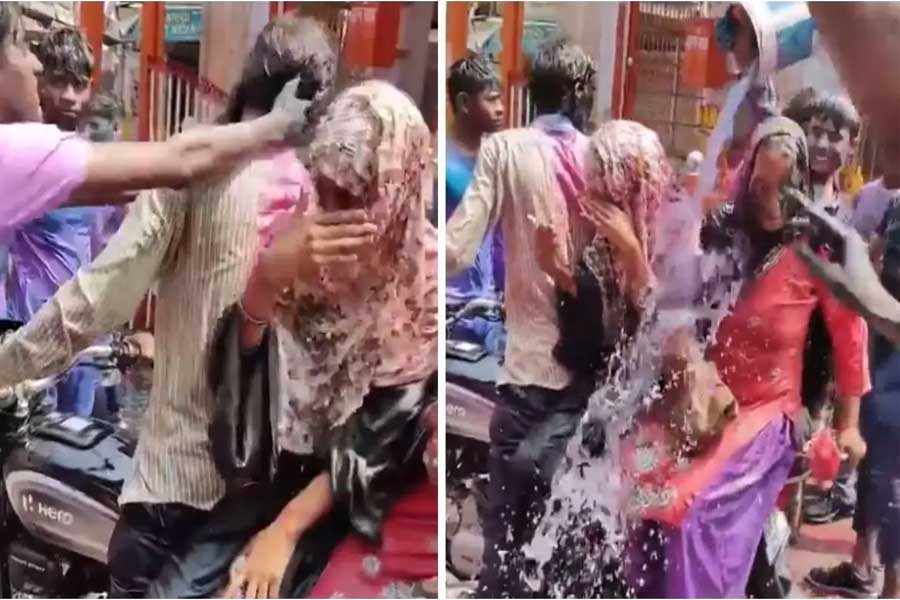হোলির নামে জোর করে মুসলিম মহিলাদের রং মাখালেন যুবকরা! যোগীরাজ্য়ে হইচই