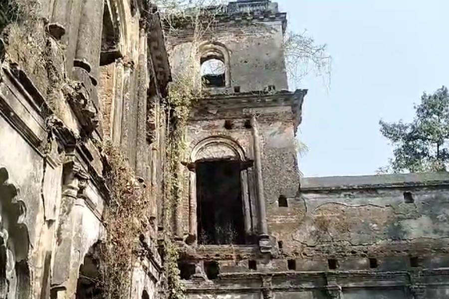 400 years old Shiv kuthi of Hooghly is getting devastated