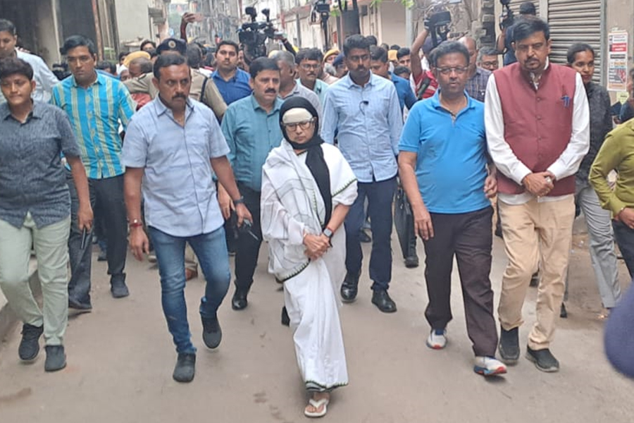 মাথায় ব্যান্ডেজ নিয়েই গার্ডেনরিচে মুখ্যমন্ত্রী, ‘বেআইনি নির্মাণ’, কড়া ব্যবস্থার নির্দেশ