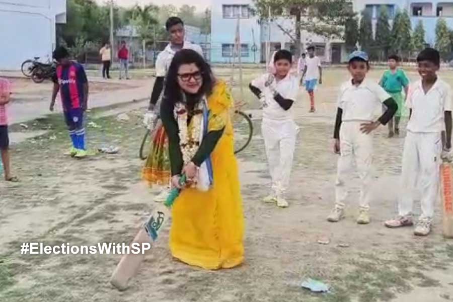 প্রচারে বেরিয়ে ক্রিকেট খেললেন সুজাতা