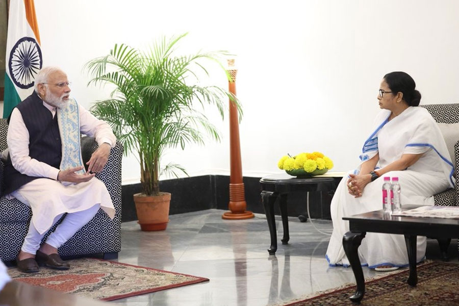 প্রোটোকল মেনে রাজভবনে মোদির সঙ্গে সাক্ষাৎ মমতার, ‘গল্প করলাম’, বেরিয়ে বললেন মুখ্যমন্ত্রী