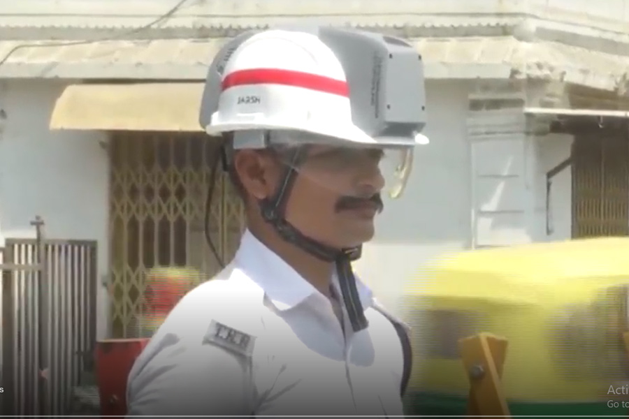 Amid soaring temperature, Vadodara Traffic Police provides AC helmets to personnel