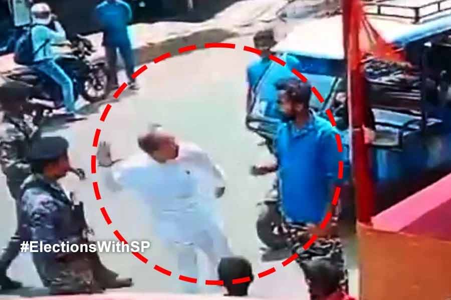 হেনস্তার অভিযোগ, অধীরের হাতে প্রহৃত যুবকের বিরুদ্ধে কমিশনে কংগ্রেস