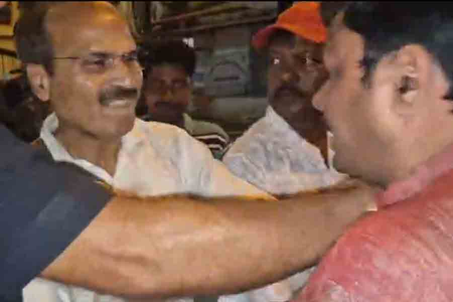 Adhir Ranjan Chowdhury pushed away BJP leader in Murshidabad