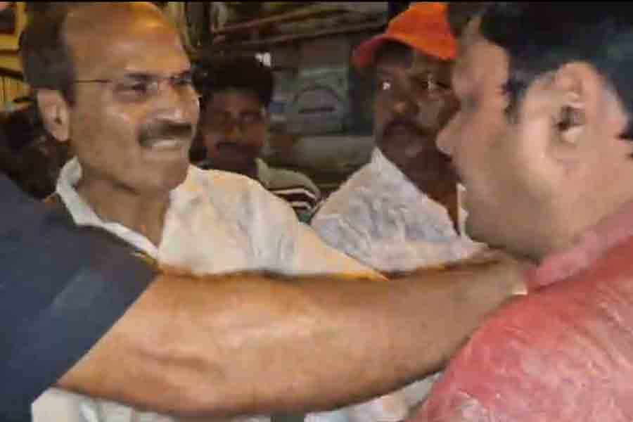 ‘গো ব্যাক’ স্লোগান শুনে খাপ্পা! বিজেপির জেলা সভাপতিকে গলাধাক্কা অধীরের