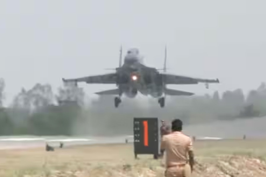 IAF Conducts Landing of Sukhoi-30 MKL Fighter Jet on Lucknow-Agra Expressway