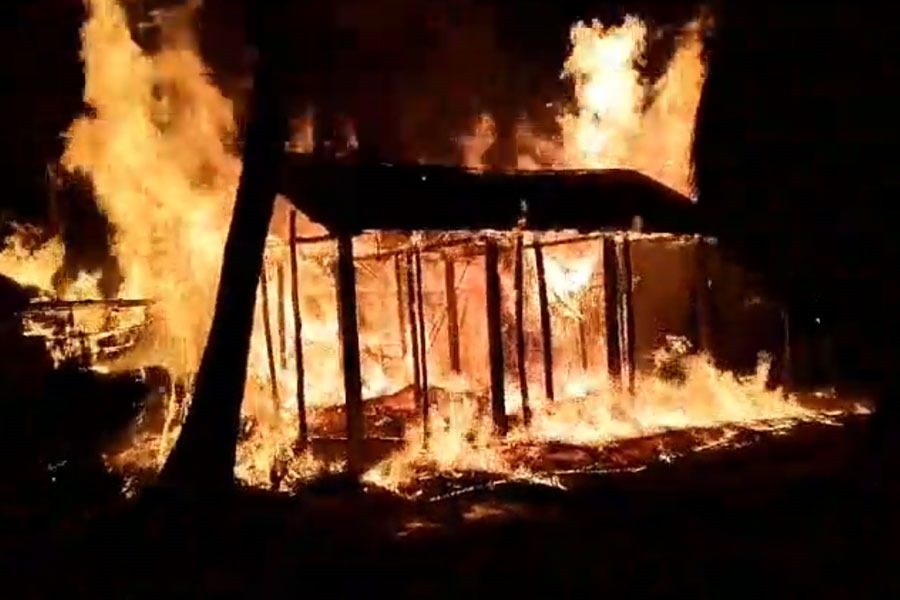 আলিপুরদুয়ারে বিধ্বংসী আগুন, পুড়ল বাড়ি