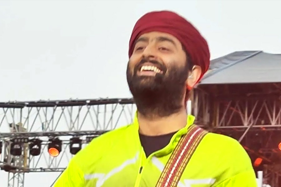 Fan kisses Arijit Singh at live concert, video goes viral