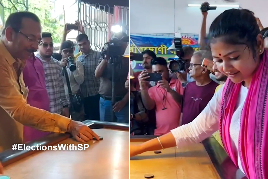 Saayoni Ghosh playing Carrom with Aroop Biswas during campaign