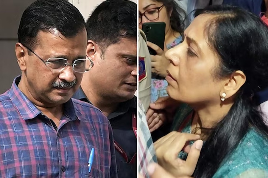 স্ত্রীর সঙ্গেও দেখা করার অনুমতি পেলেন না কেজরিওয়াল! আপ বলছে, ‘অমানবিক’