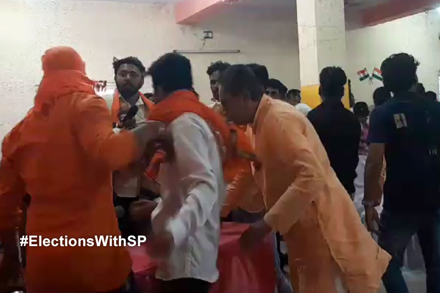 2024 Lok Sabha Election: Inner clash between old and new BJP workers infront of Asansol's BJP candidate SS Aluwalia