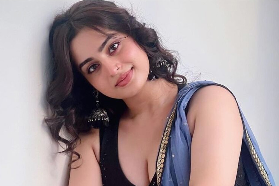 ‘আপনার স্তনগুলো খুব সুন্দর’, মুম্বইয়ের রাজপথে আয়েশা খানকে হেনস্তা!