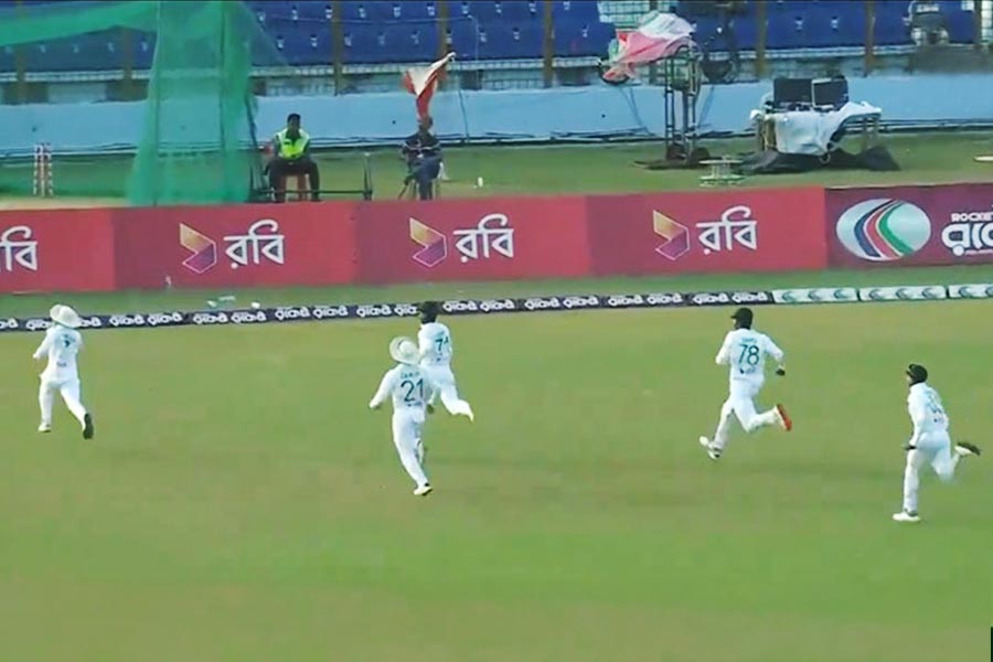 Five Bangladesh Cricket Team players run to save boundary vs Sri Lanka