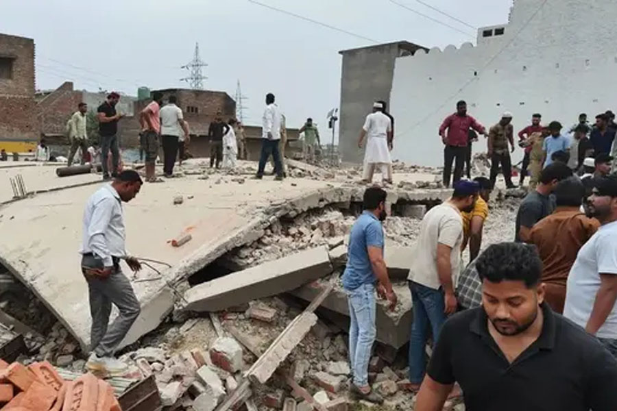 2 dead 17 injured due to building collapse in Uttar Pradesh