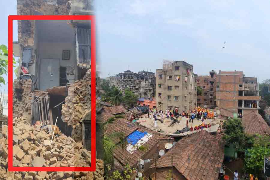 গার্ডেনরিচ কাণ্ডের পুনরাবৃত্তি হালিশহরে, হুড়মুড়িয়ে ভেঙে পড়ল পুরনো বাড়ির একাংশ