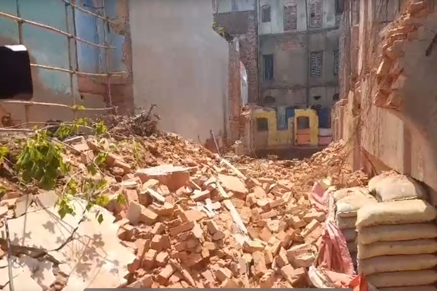 Bowbazar Building Collapse: Wall of Kolkata's Muchipara house breaks down during work of demolition