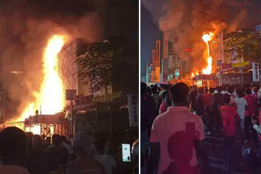 Massive fire broke out in a restaurant at Chinar Park