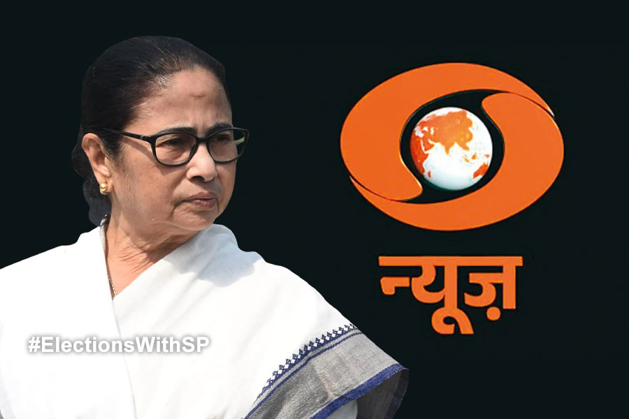 Mamata Banerjee opposes saffron of Doordarshan logo