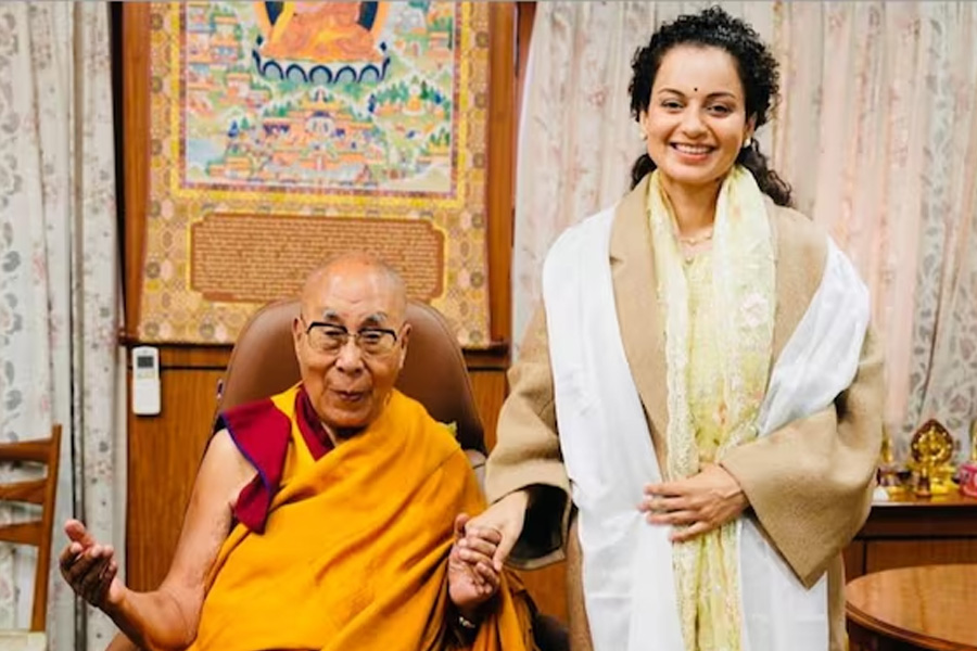 ভোটের টেনশনে শান্তির খোঁজে দলাই লামার দ্বারস্থ কঙ্গনা, কী শিখলেন?