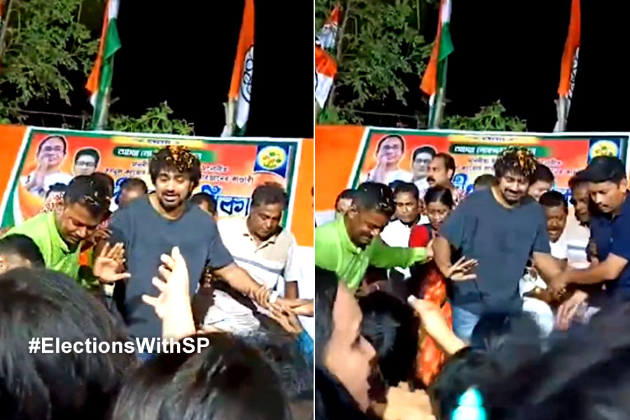 প্রচারে বেরিয়ে বিপাকে দেব, ভিড়ের চাপে ভেঙে পড়ল মঞ্চ