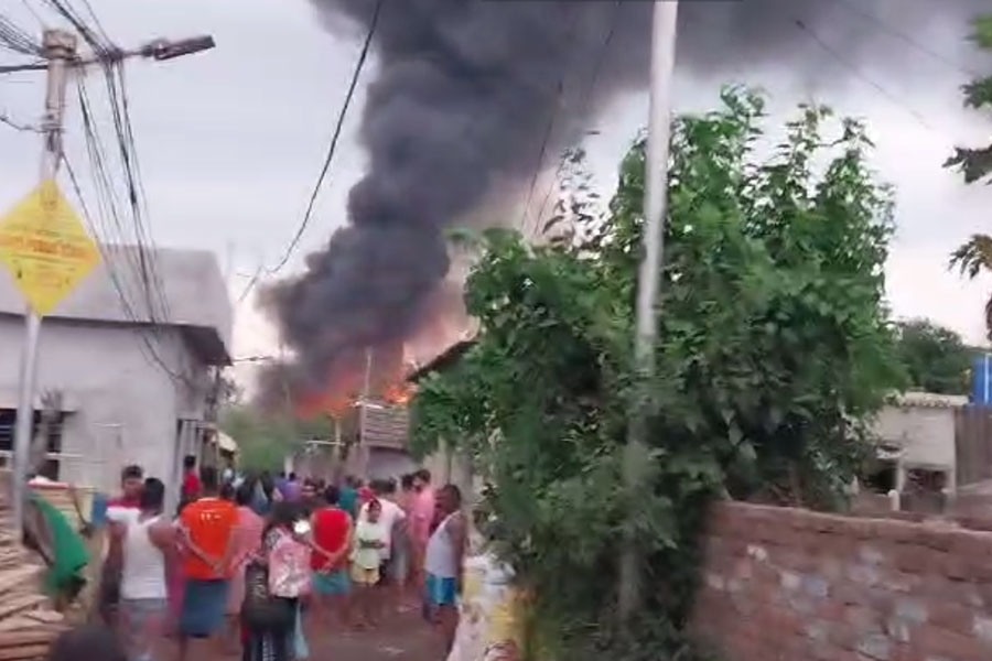 Fire broke out in Dhapa area, Kolkata, three fire engines on spot