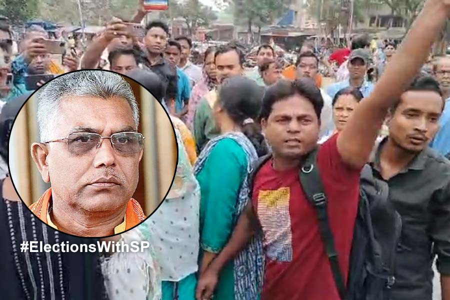 দিলীপ ঘোষকে ঘিরে ‘গো ব্যাক’ স্লোগান, দুর্গাপুরে ‘চায়ে পে চর্চা’য় তুমুল উত্তেজনা
