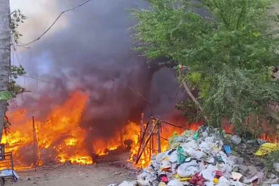 দমদমে দাউদাউ করে জ্বলছে ঝুপড়ি, কালো ধোঁয়ায় ঢাকল গোটা এলাকা