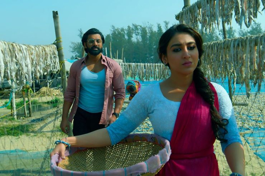 চারিদিকে শুঁটকি মাছ, মাঝখানে দাঁড়িয়ে অভিনয় ঐন্দ্রিলার! কেমন ছিল শুটিংয়ের অভিজ্ঞতা?